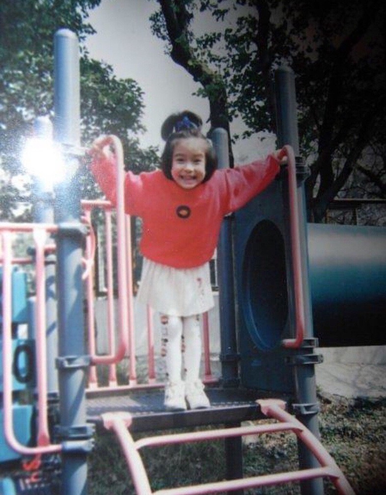 Baby遗传爸妈优越长相 父母旧照曝光轮廓分明颜值在线