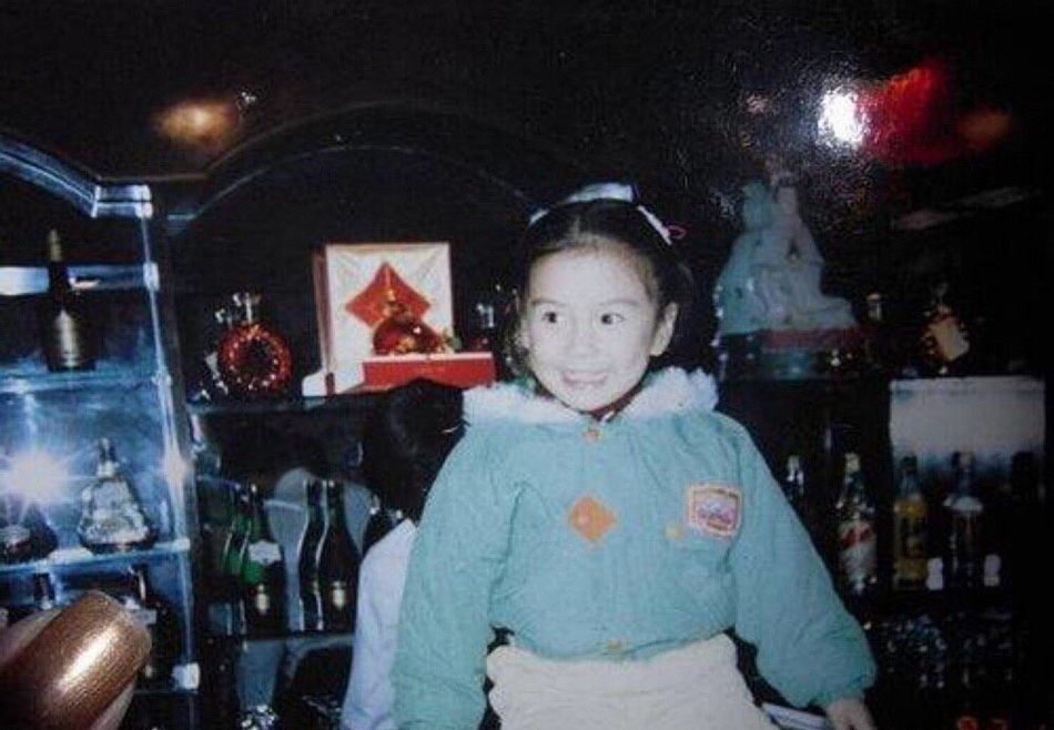 Baby遗传爸妈优越长相 父母旧照曝光轮廓分明颜值在线