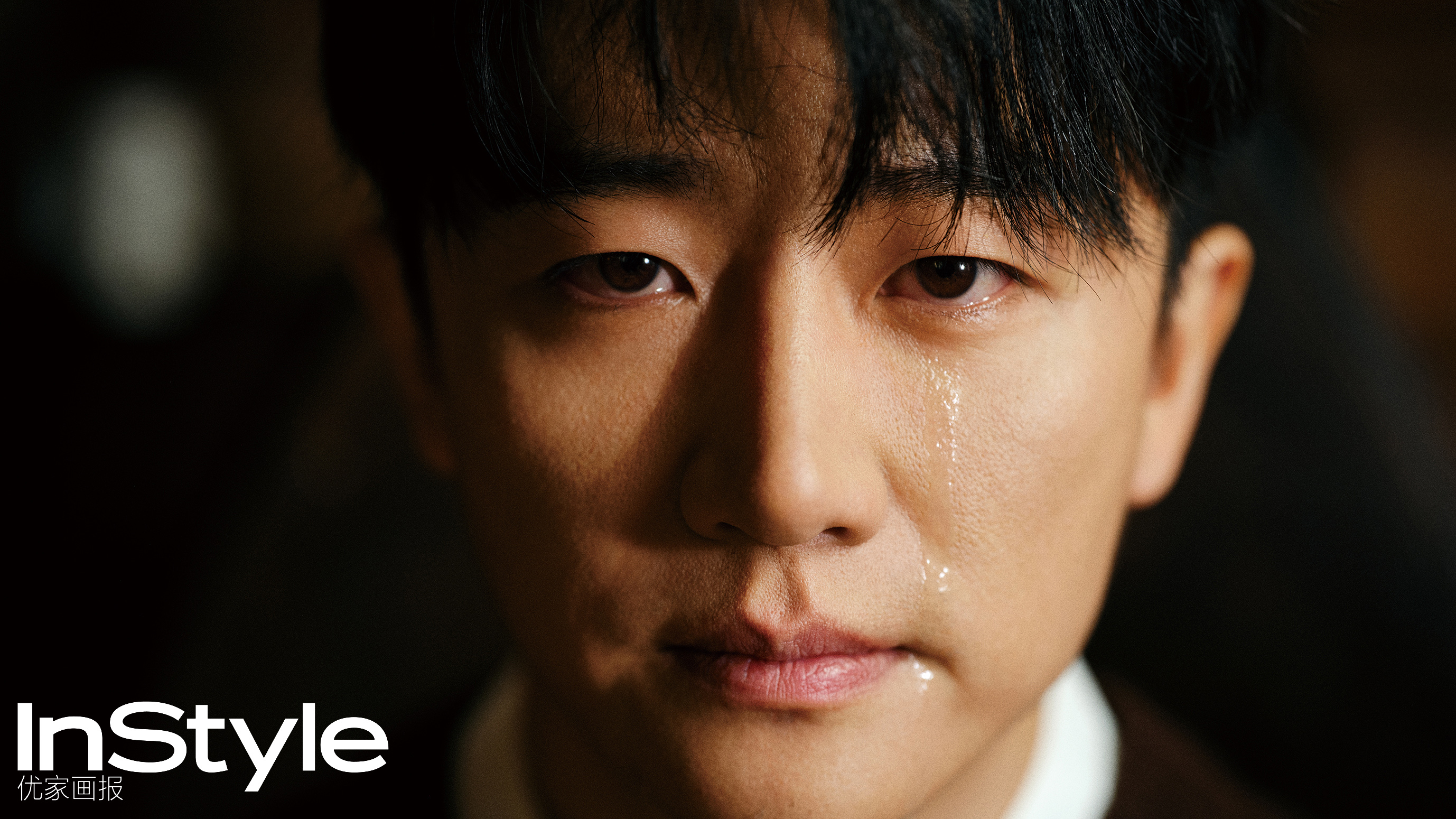 黄轩最新封面大片曝光 眺望远方尽显欧式复古风情