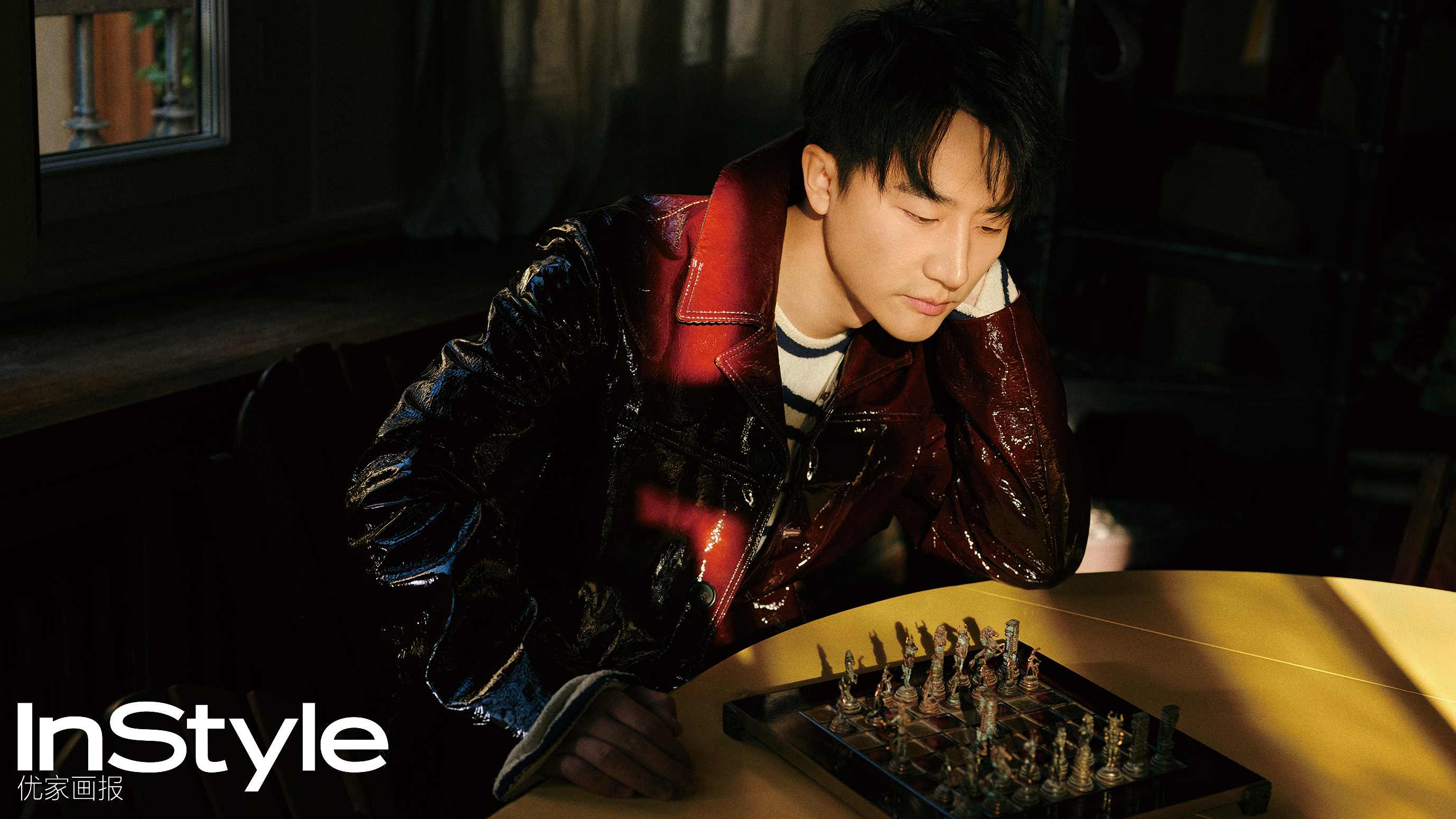 黄轩最新封面大片曝光 眺望远方尽显欧式复古风情