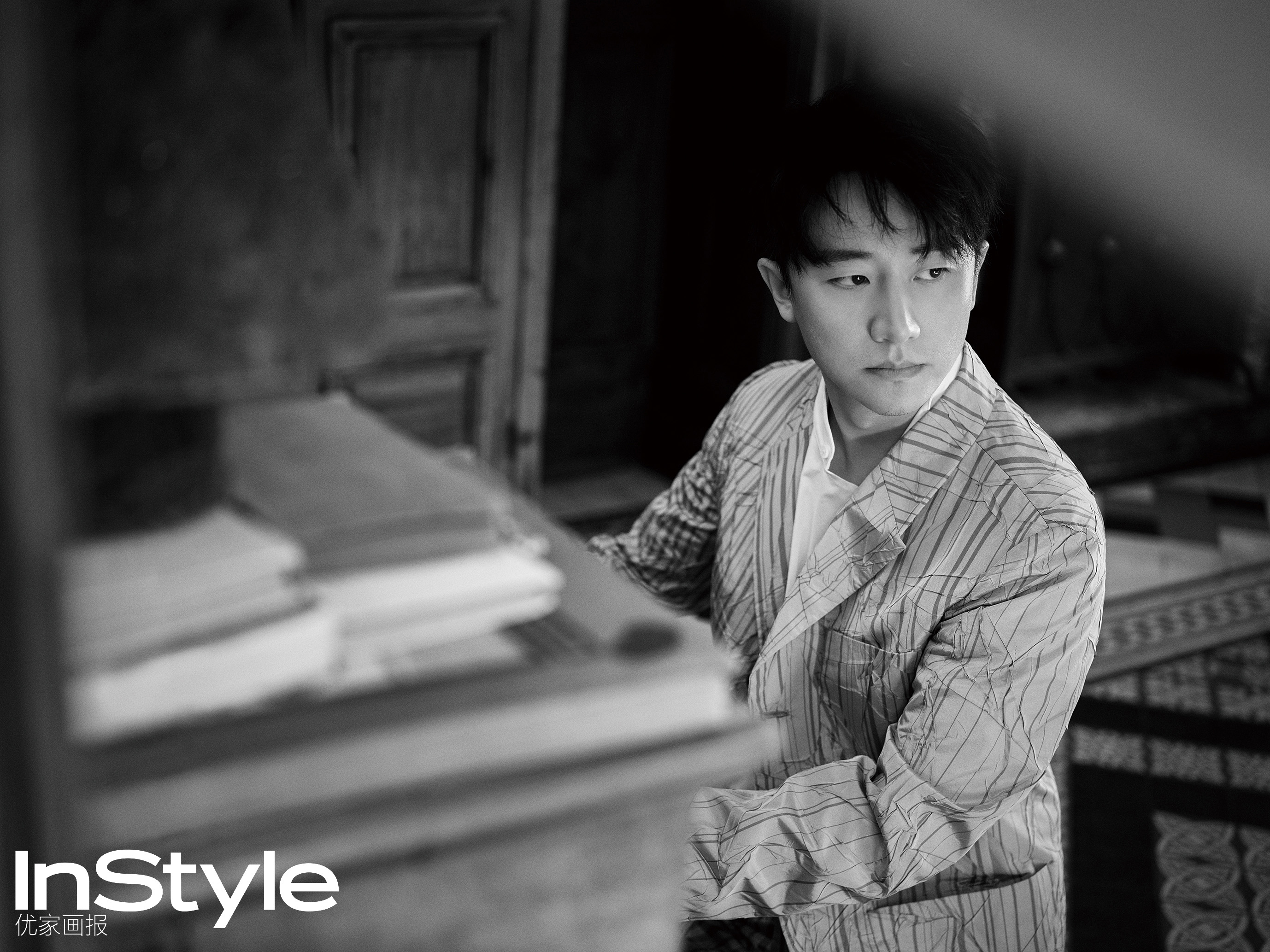 黄轩最新封面大片曝光 眺望远方尽显欧式复古风情