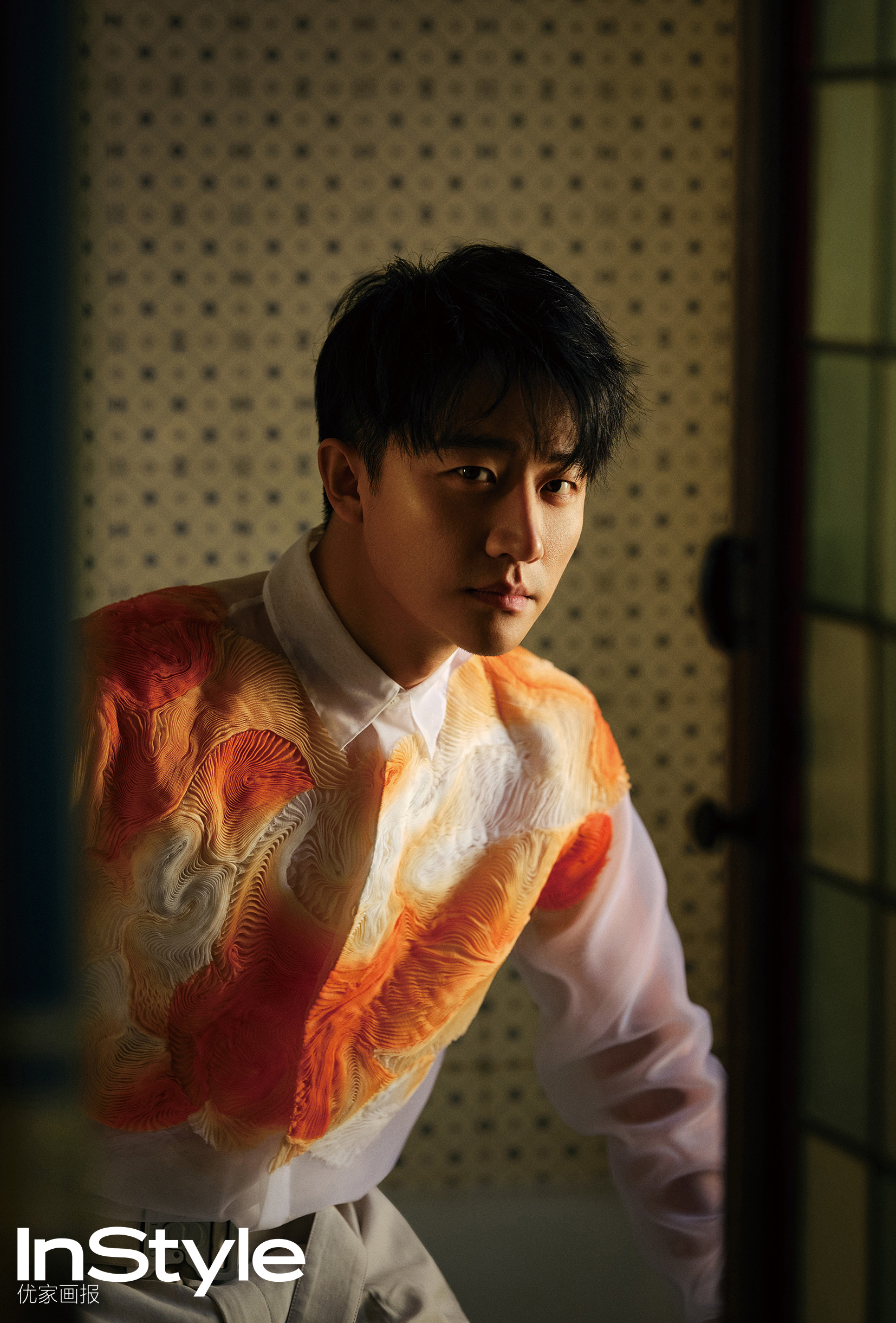 黄轩最新封面大片曝光 眺望远方尽显欧式复古风情