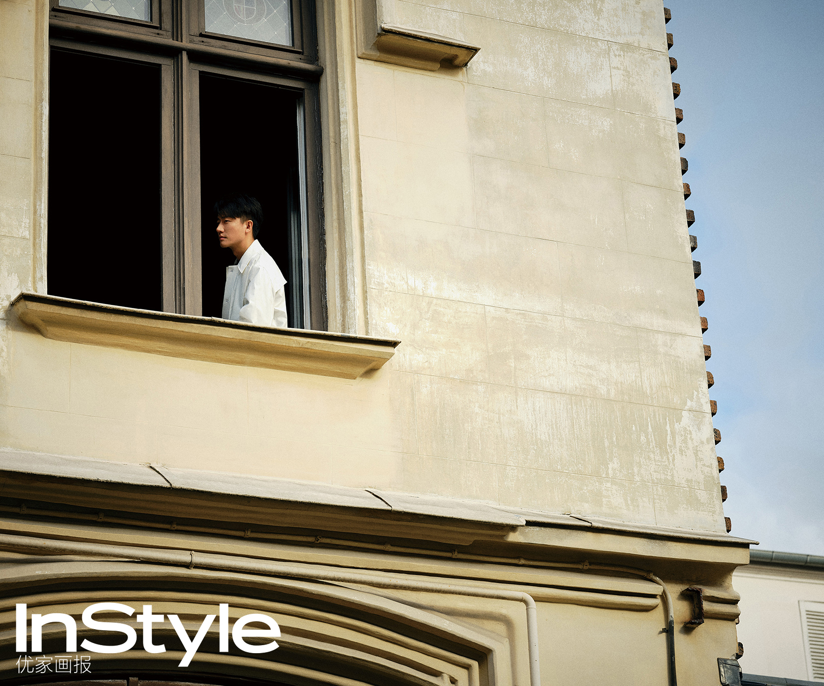 黄轩最新封面大片曝光 眺望远方尽显欧式复古风情