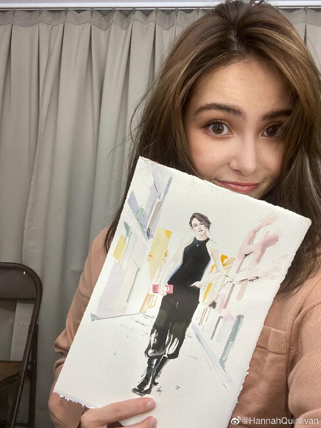 久违营业！昆凌手拿自己的画像 灿烂甜笑心情好