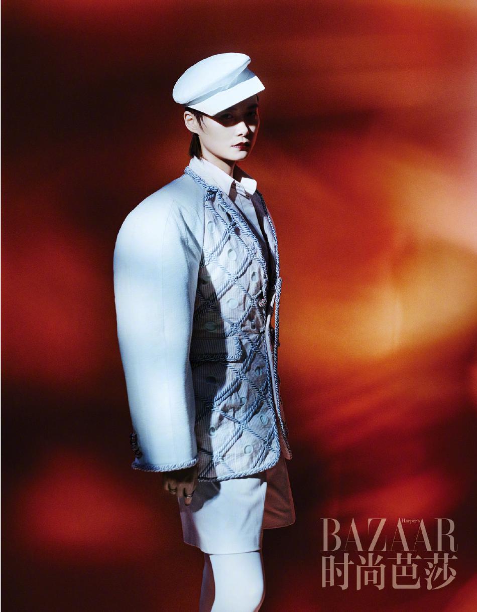 李宇春最新杂志大片曝光 齐刘海短发又A又飒个性十足