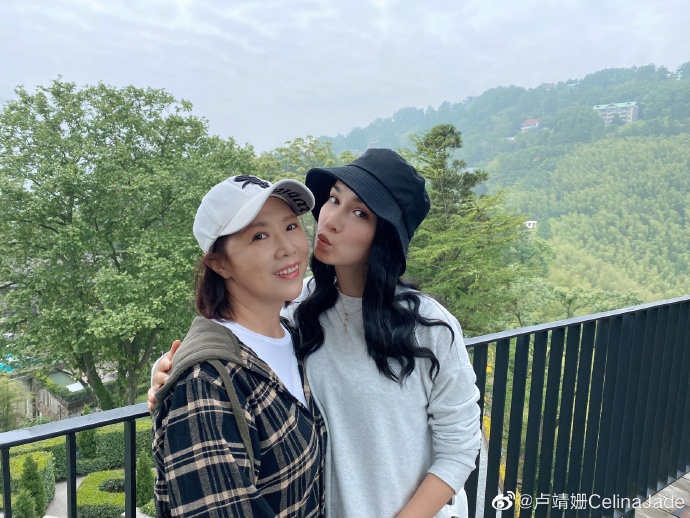 多一个妈妈陪伴呵护！卢靖姗母亲节晒和韩庚妈妈合照