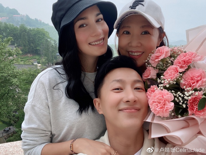 多一个妈妈陪伴呵护！卢靖姗母亲节晒和韩庚妈妈合照