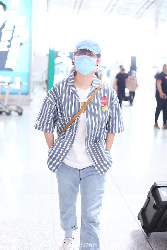 汪苏泷穿条纹衬衫装扮干净 插兜悠哉走路休闲十足