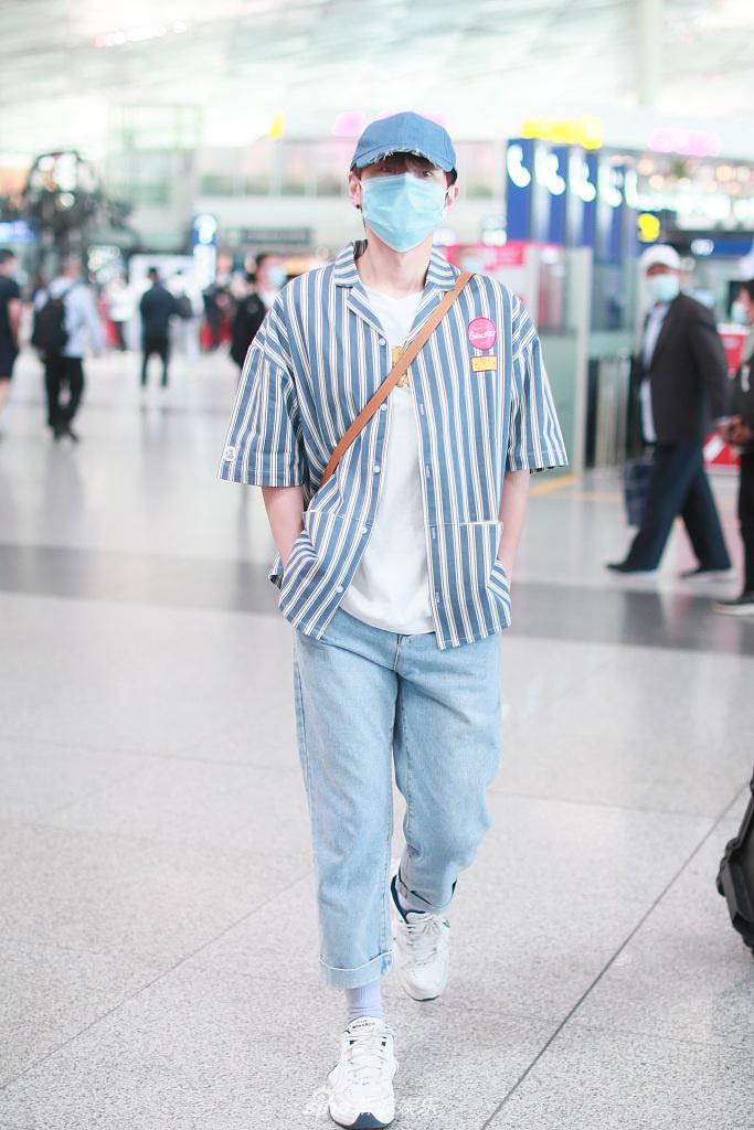 汪苏泷穿条纹衬衫装扮干净 插兜悠哉走路休闲十足