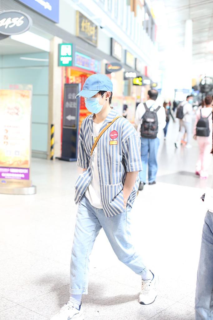 汪苏泷穿条纹衬衫装扮干净 插兜悠哉走路休闲十足