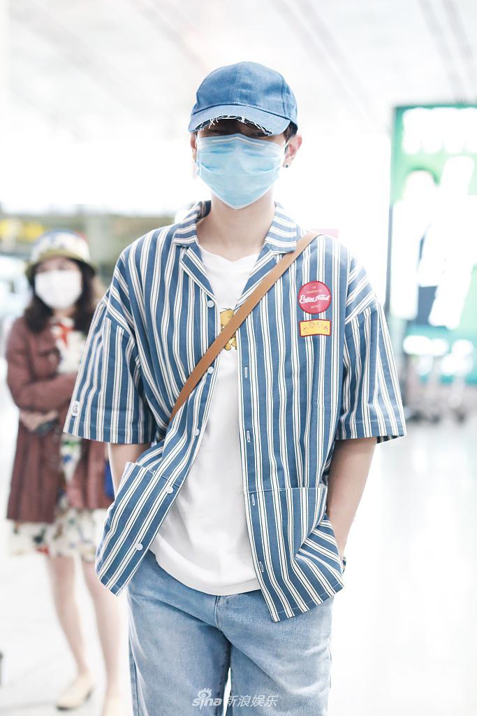 汪苏泷穿条纹衬衫装扮干净 插兜悠哉走路休闲十足