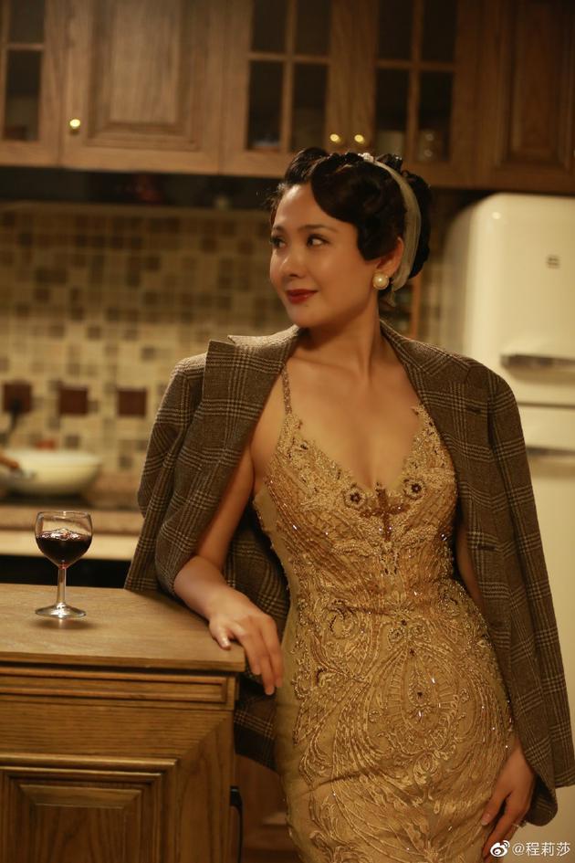 程莉莎晒不同年代装扮对比 称百年后厨房找到位置