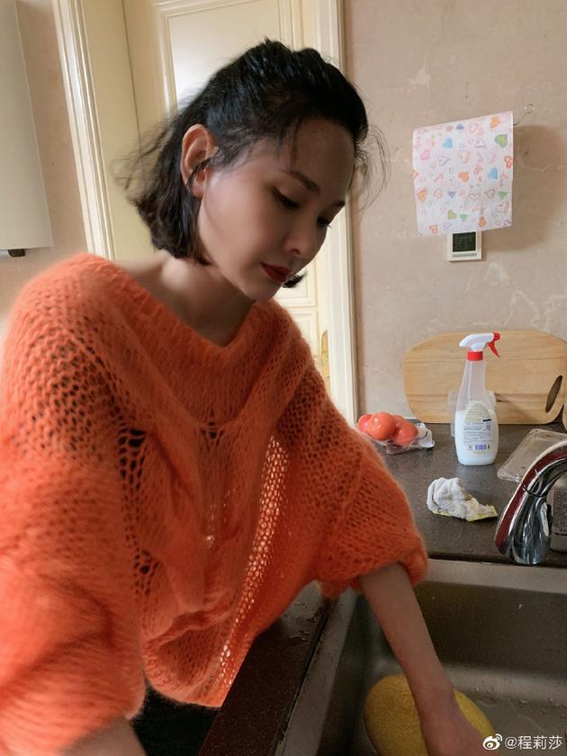 程莉莎晒不同年代装扮对比 称百年后厨房找到位置