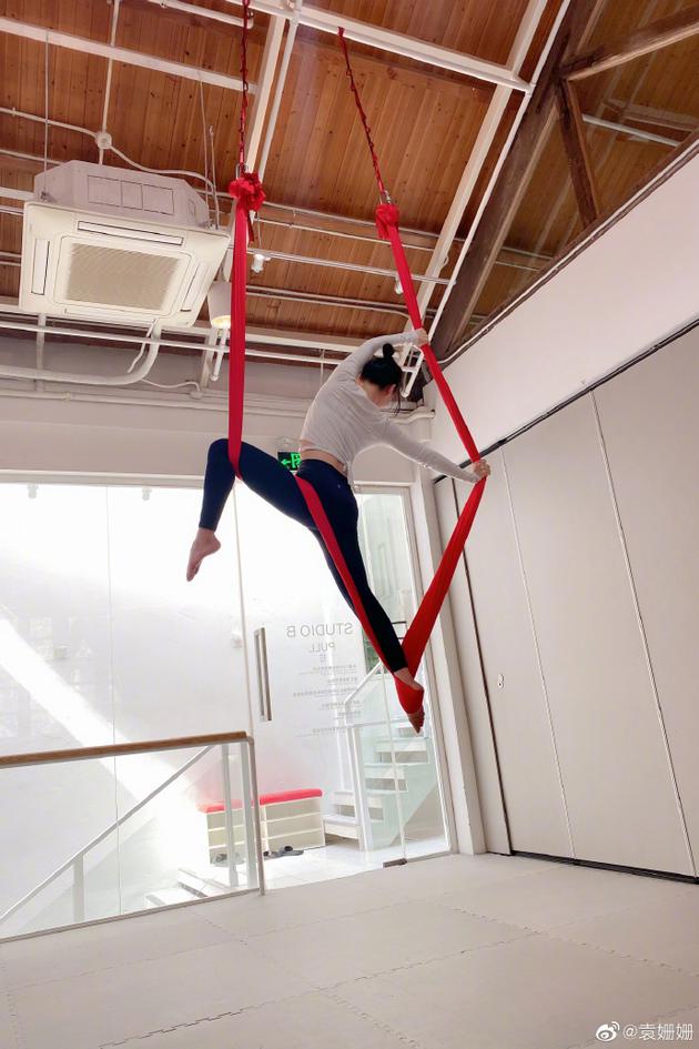 袁姗姗挑战高难度空中瑜伽 秀美背纤腰身轻如燕