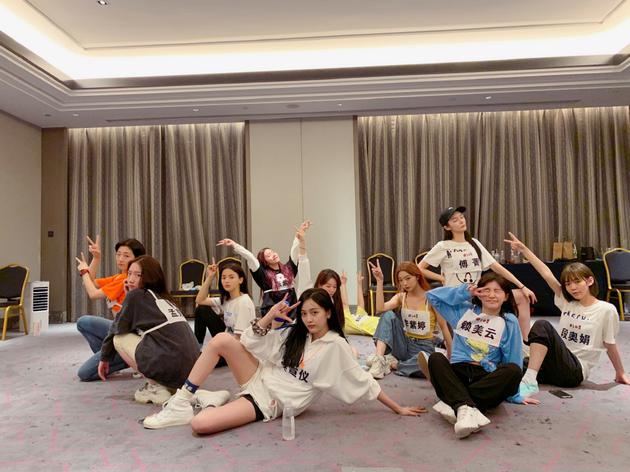 吴宣仪晒火箭少女合体排练照 齐对镜比耶氛围融洽