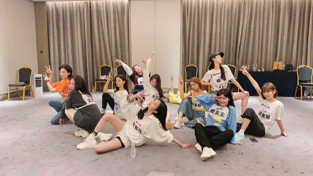 吴宣仪晒火箭少女合体排练照 齐对镜比耶氛围融洽