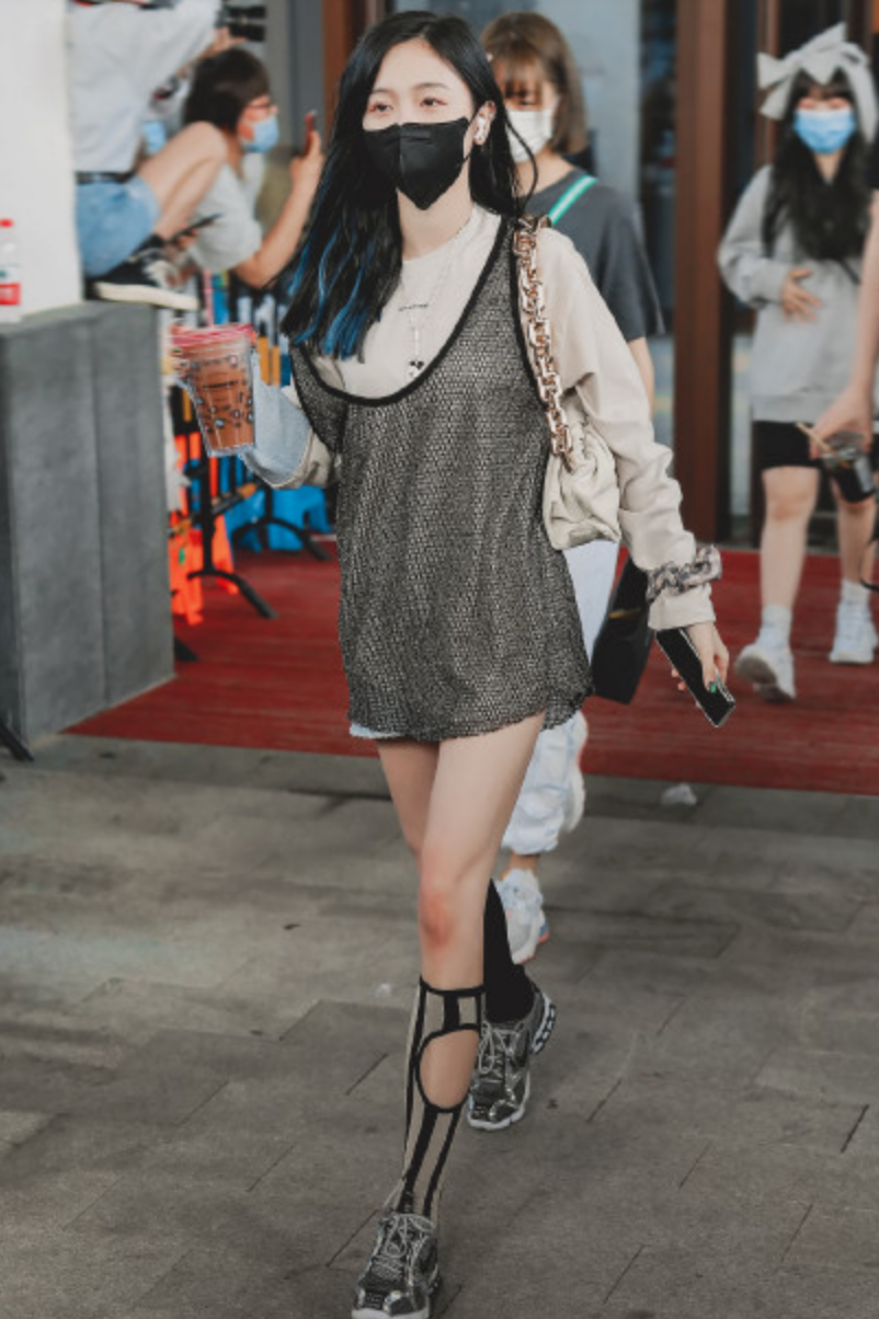 吴宣仪穿网纹背心超短裤秀美腿 搭配个性双色袜潮范足