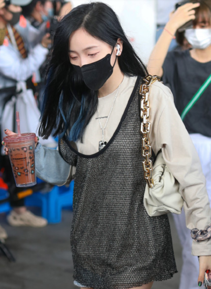 吴宣仪穿网纹背心超短裤秀美腿 搭配个性双色袜潮范足