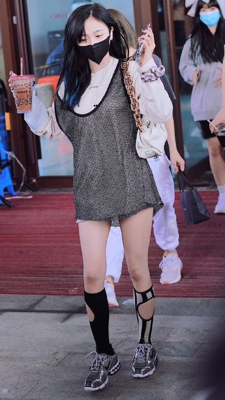 吴宣仪穿网纹背心超短裤秀美腿 搭配个性双色袜潮范足