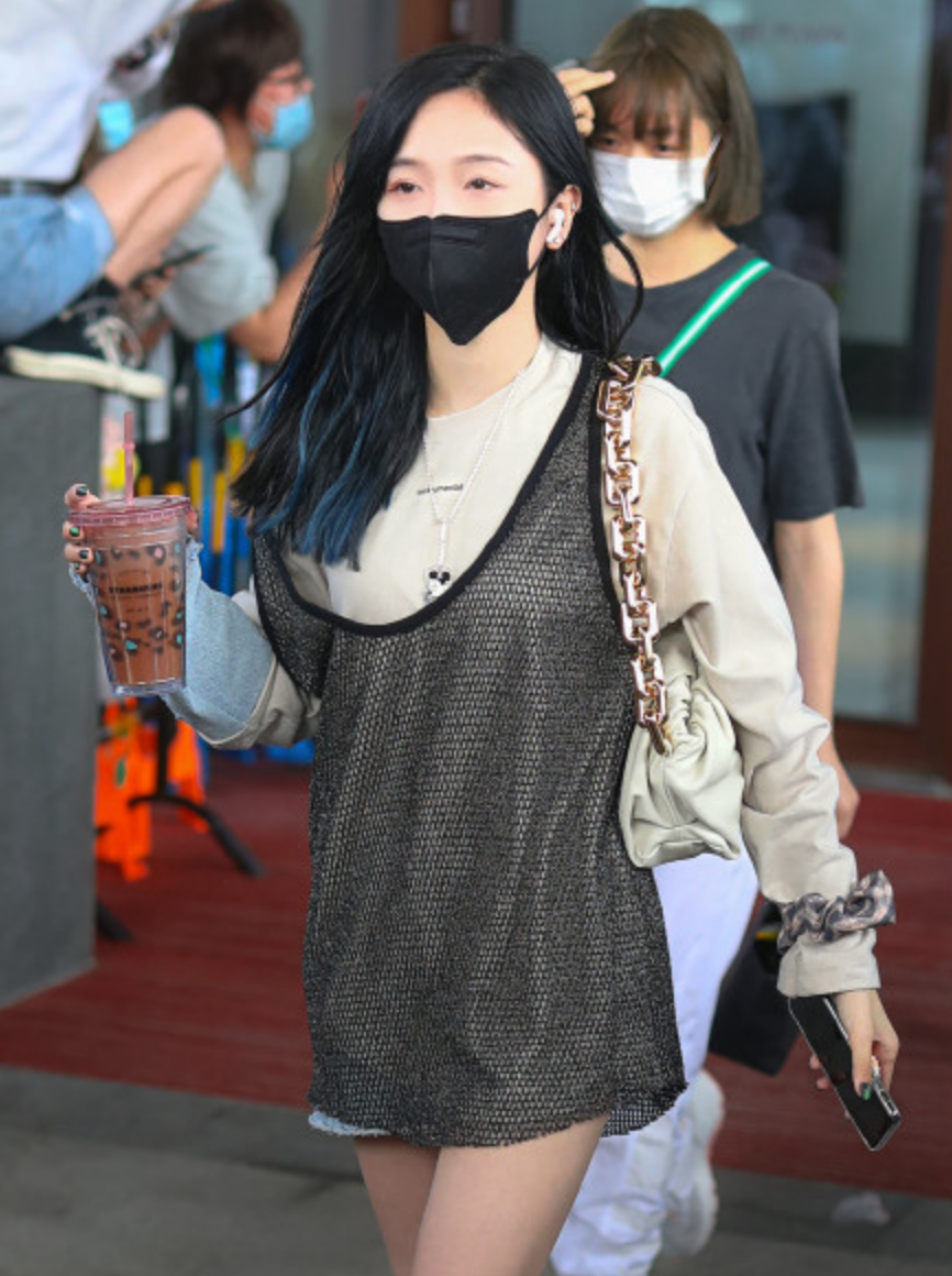 吴宣仪穿网纹背心超短裤秀美腿 搭配个性双色袜潮范足