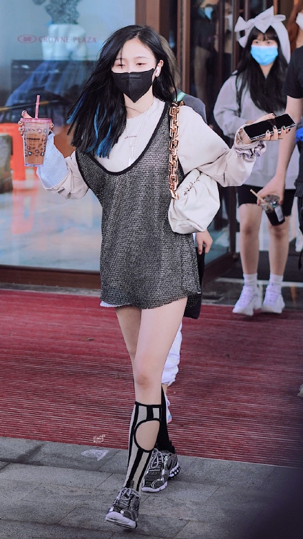 吴宣仪穿网纹背心超短裤秀美腿 搭配个性双色袜潮范足