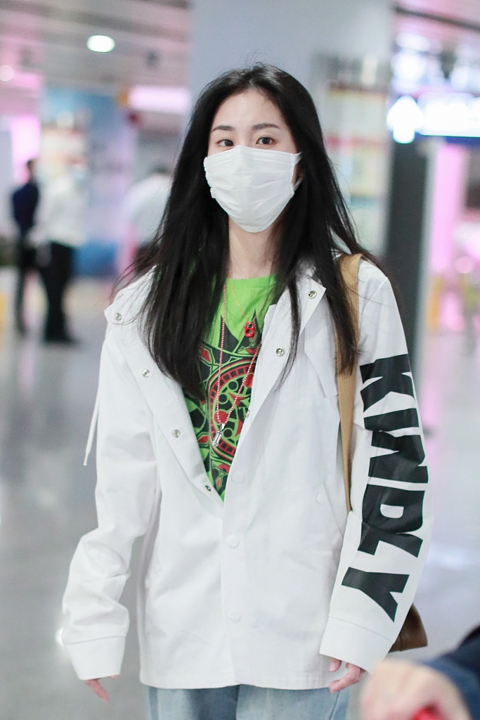 张碧晨穿运动装搭机长发披肩 小红鞋与行李箱撞色吸睛