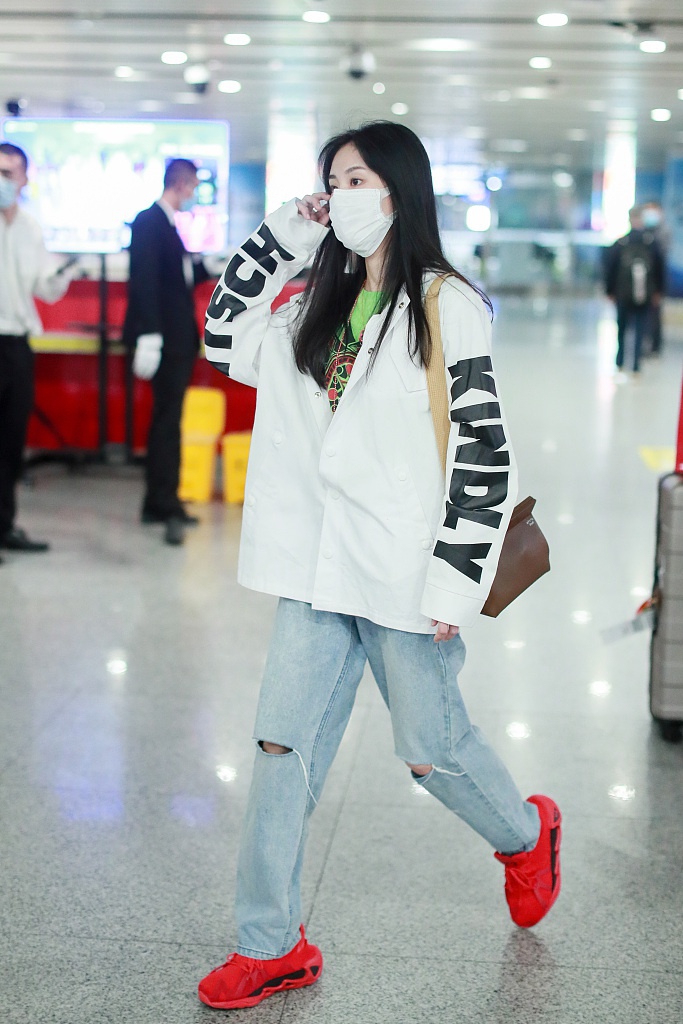 张碧晨穿运动装搭机长发披肩 小红鞋与行李箱撞色吸睛