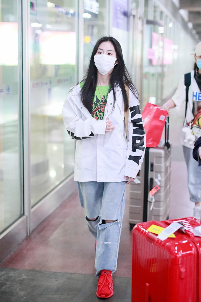 张碧晨穿运动装搭机长发披肩 小红鞋与行李箱撞色吸睛