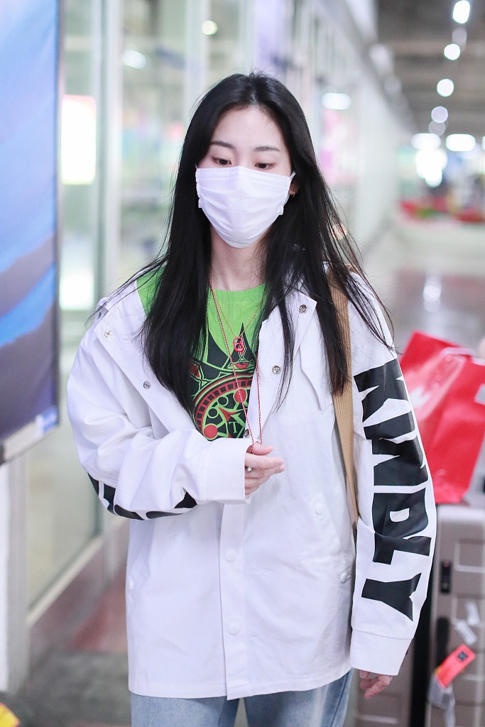 张碧晨穿运动装搭机长发披肩 小红鞋与行李箱撞色吸睛