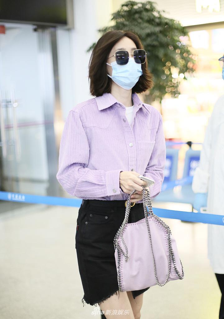 王丽坤穿短裙秀玉腿 获粉丝送公仔鲜花人气爆棚