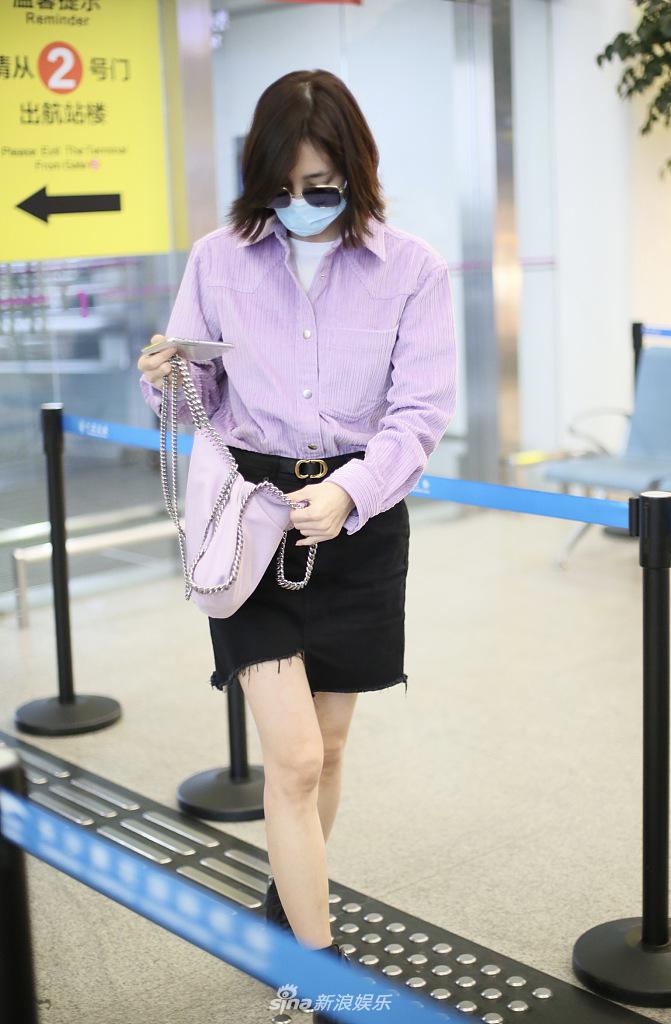 王丽坤穿短裙秀玉腿 获粉丝送公仔鲜花人气爆棚