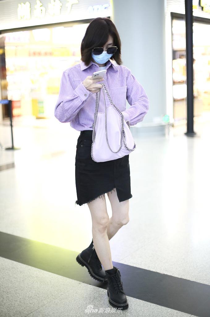 王丽坤穿短裙秀玉腿 获粉丝送公仔鲜花人气爆棚