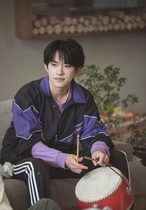 《朋友请听好》千玺穿拼接运动套装诠释少年活力