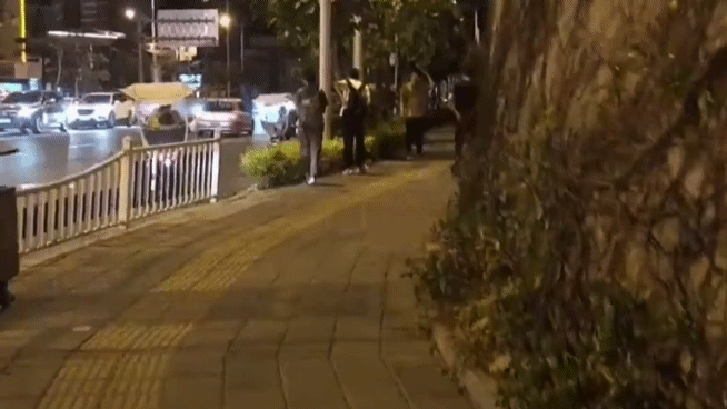 网友厦门街头遇冯绍峰赵丽颖 两人牵手逛街超甜蜜