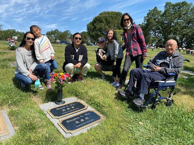 吴彦祖一家拜祭母亲 6岁女儿正面照曝光