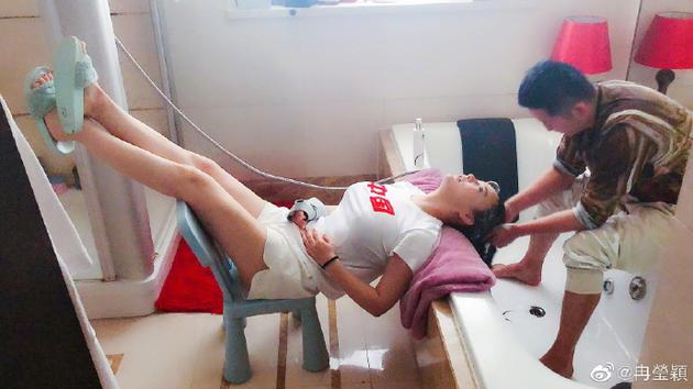 冉莹颖母亲节收"大礼" 邹市明为老婆洗头超温柔