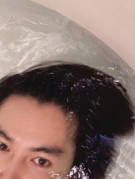 陈晓自拍翻车后再不敢露全脸 编辑三次只剩下头发