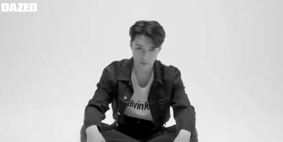 张艺兴写真黑白色调尽显质感 穿牛仔套装清爽帅气