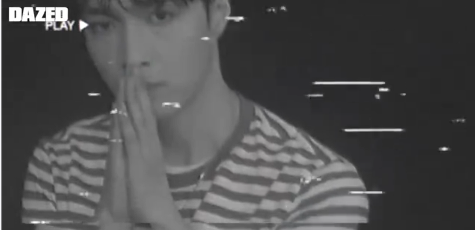 张艺兴写真黑白色调尽显质感 穿牛仔套装清爽帅气