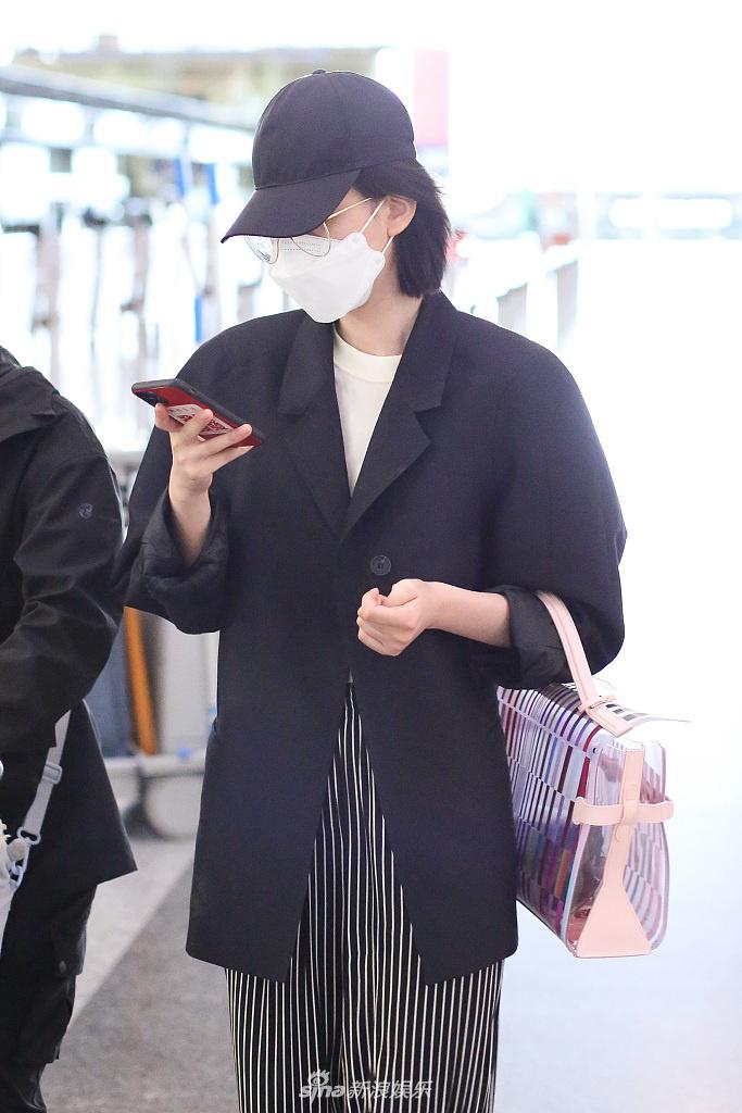 乔欣剪短发穿西装又美又飒 拎粉色小包难掩少女心