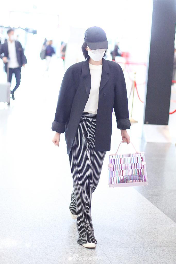 乔欣剪短发穿西装又美又飒 拎粉色小包难掩少女心