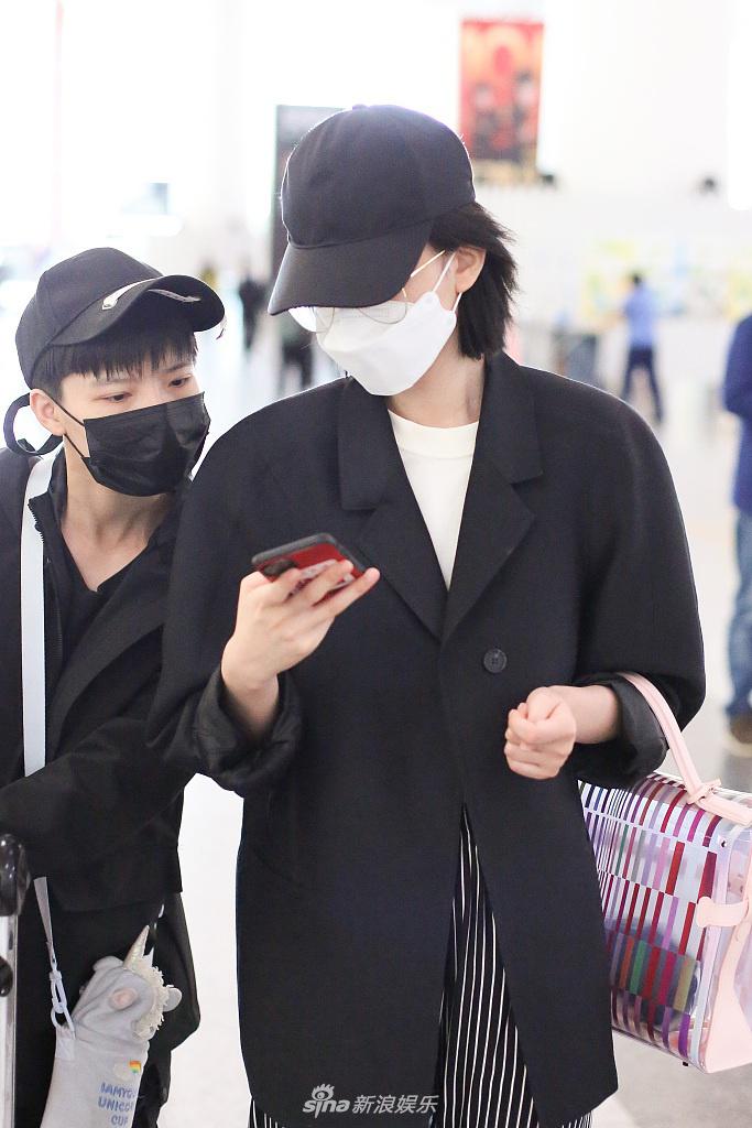 乔欣剪短发穿西装又美又飒 拎粉色小包难掩少女心