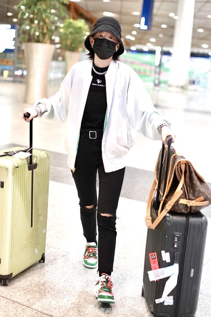 李斯丹妮一人推俩行李箱变女汉子 与粉丝挥手告别依依不舍