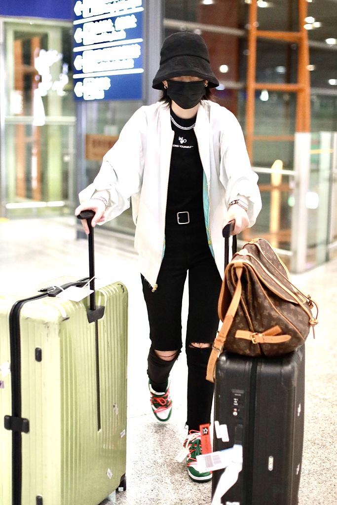 李斯丹妮一人推俩行李箱变女汉子 与粉丝挥手告别依依不舍