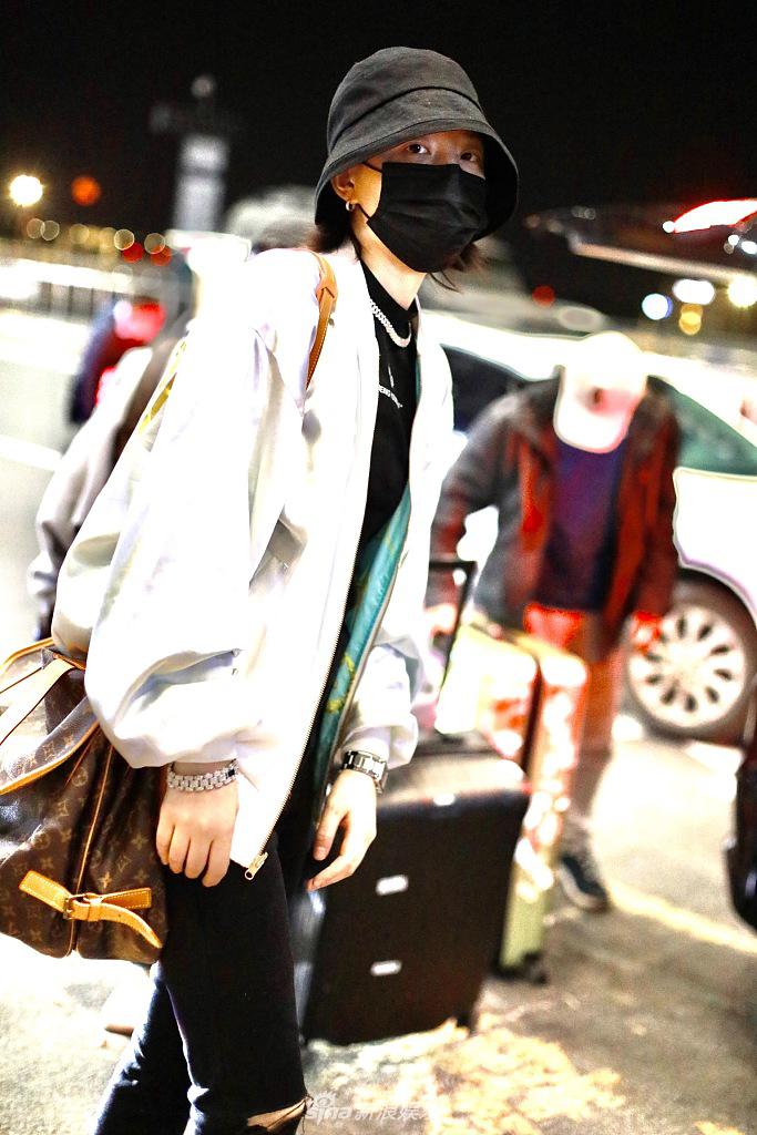 李斯丹妮一人推俩行李箱变女汉子 与粉丝挥手告别依依不舍