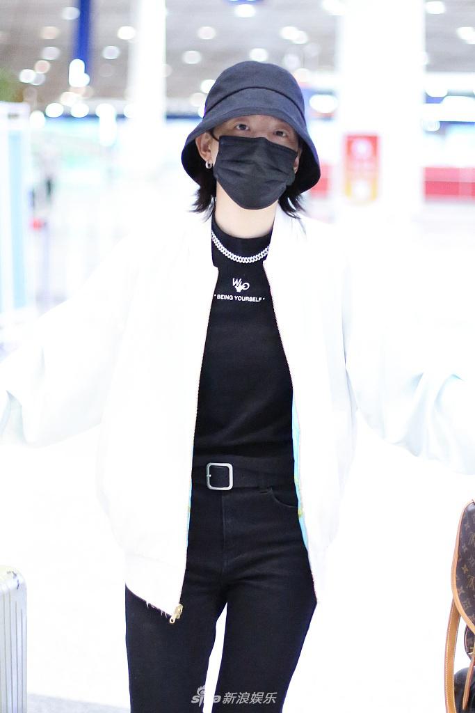 李斯丹妮一人推俩行李箱变女汉子 与粉丝挥手告别依依不舍