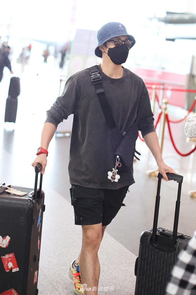 韩东君穿简装踩鸳鸯鞋秀时髦 推俩行李箱赶路霸气养眼