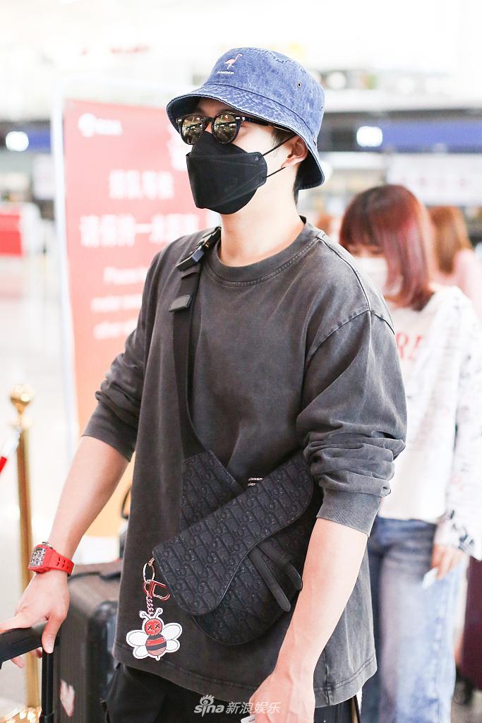 韩东君穿简装踩鸳鸯鞋秀时髦 推俩行李箱赶路霸气养眼