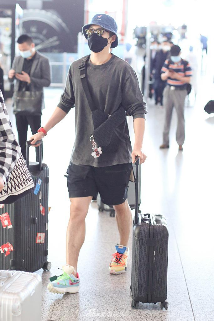 韩东君穿简装踩鸳鸯鞋秀时髦 推俩行李箱赶路霸气养眼