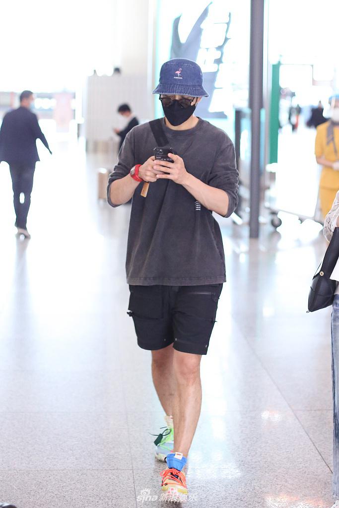 韩东君穿简装踩鸳鸯鞋秀时髦 推俩行李箱赶路霸气养眼